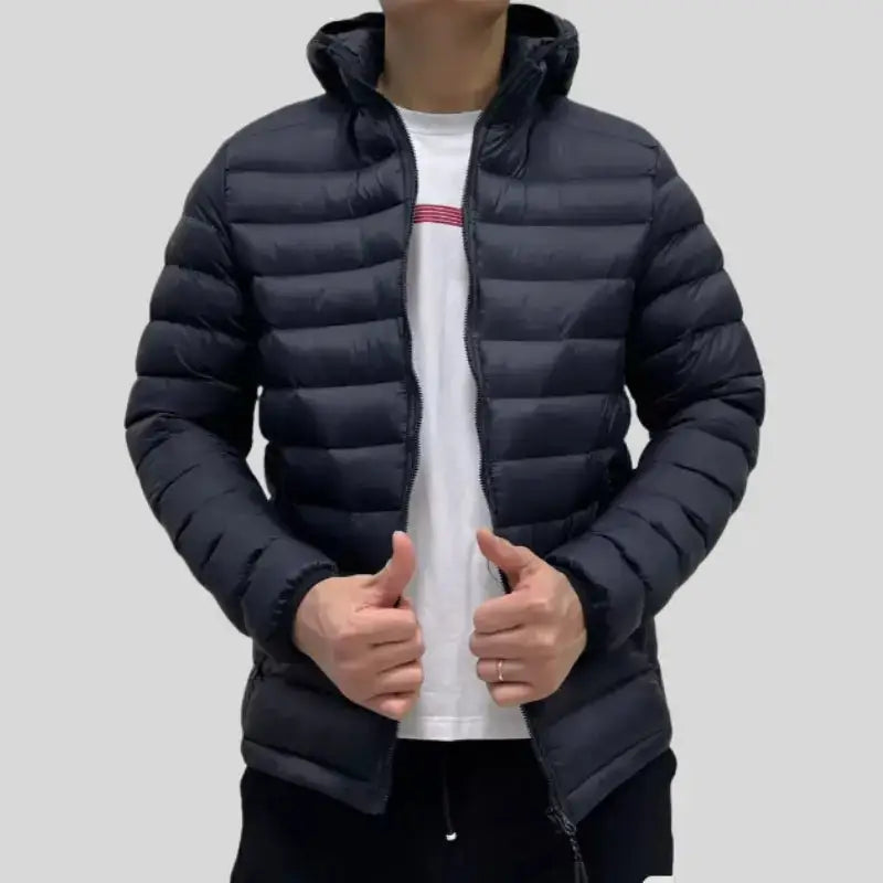 Parka doudoune homme en noir, légère et chaude, avec capuche, parfaite pour l'hiver.