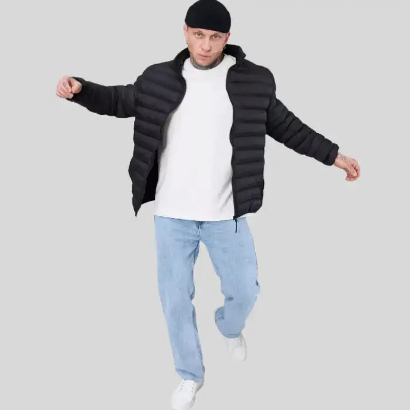 Parka doudoune homme noire, légère et élégante pour l'hiver, portée par un mannequin.
