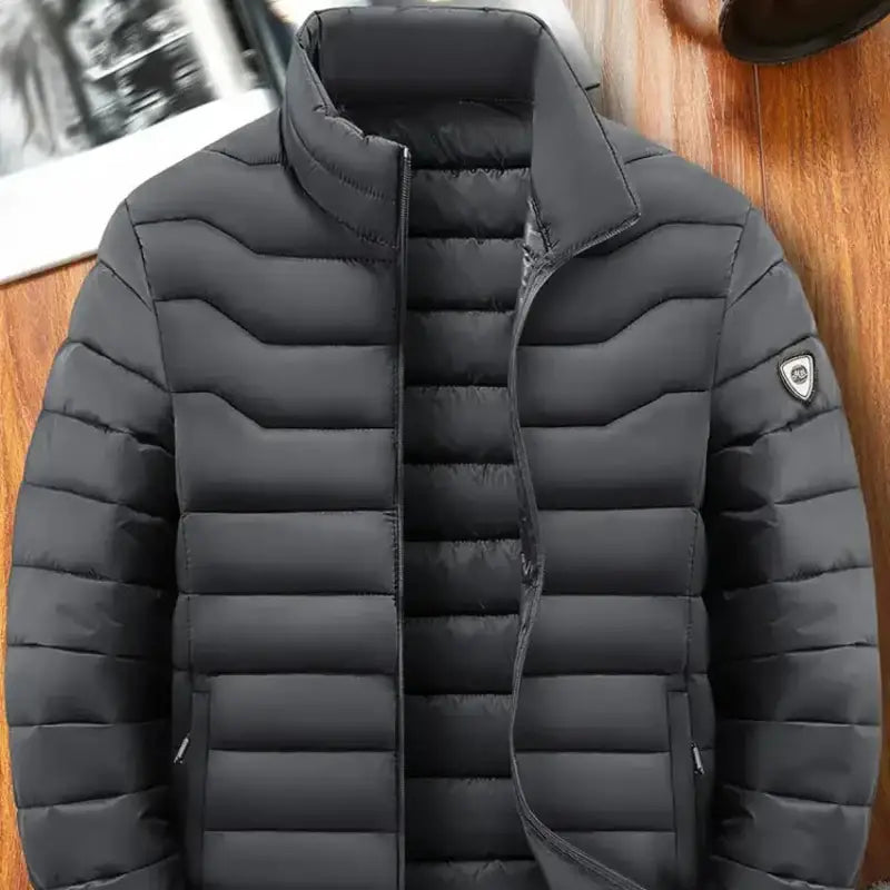 Parka doudoune homme noire à capuche, chaude et légère pour l'hiver, design moderne, excellente isolation.