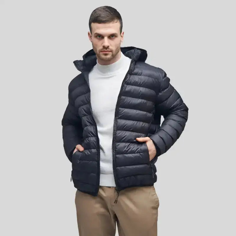 Homme portant une parka doudoune homme noire avec capuche, élégante et chaude.