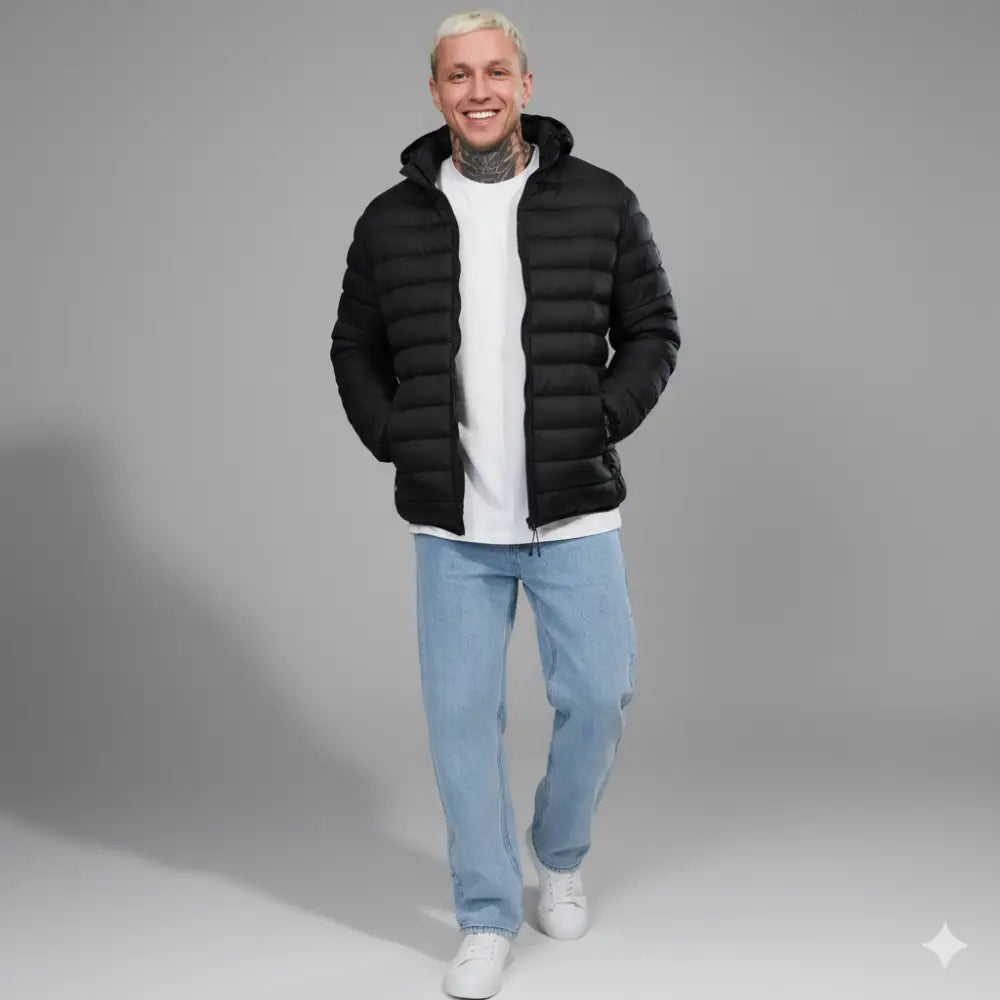 Homme portant une parka doudoune homme noire avec capuche, style moderne, idéale pour l'hiver.