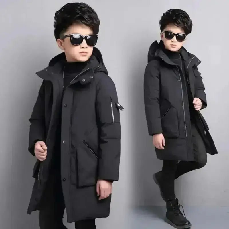 Parka enfant garçon en noir avec capuche et lunettes de soleil, parfait pour l'hiver.