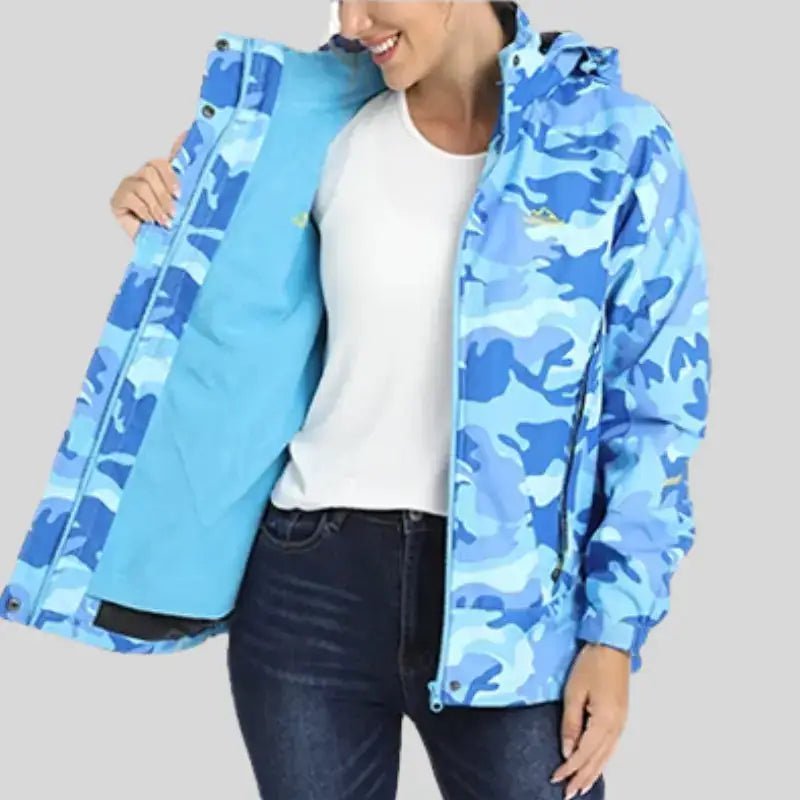 Parka femme à capuche avec motif camouflage bleu, idéale pour les journées fraîches et les mi-saisons.