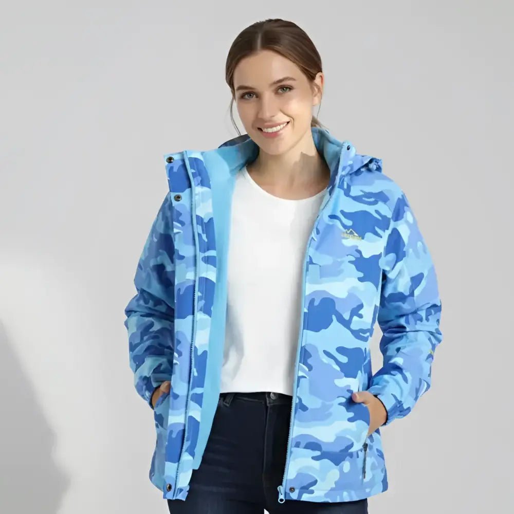 Parka femme à capuche bleue à motifs camouflage, idéale pour les saisons fraîches et polyvalente.