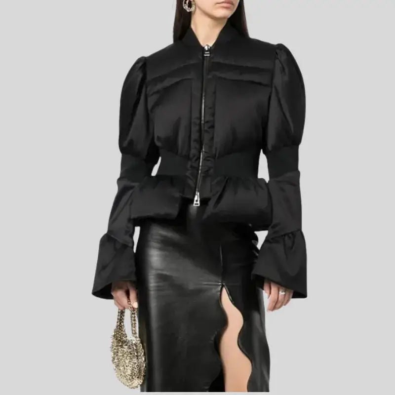 Parka femme cintrée à manches bouffantes en noir, style élégant avec des manches volumineuses.