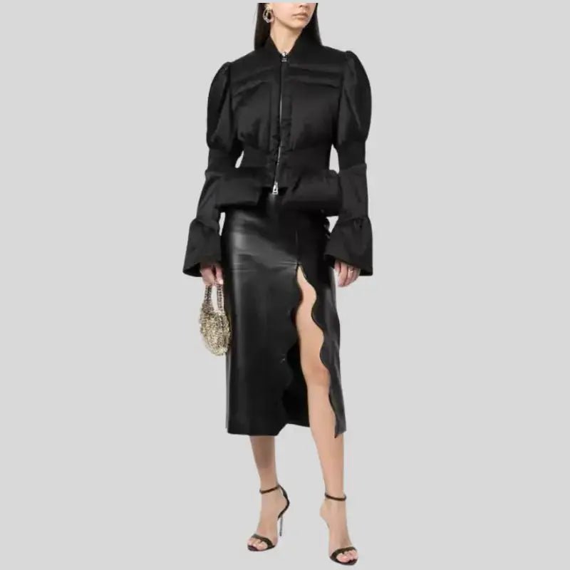 Parka femme cintrée à manches bouffantes en noir, avec un style structuré et élégant.