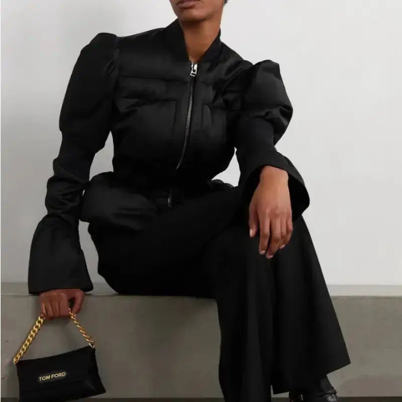 Parka femme cintrée à manches bouffantes, style élégant avec manches bouffantes et pantalon noir.
