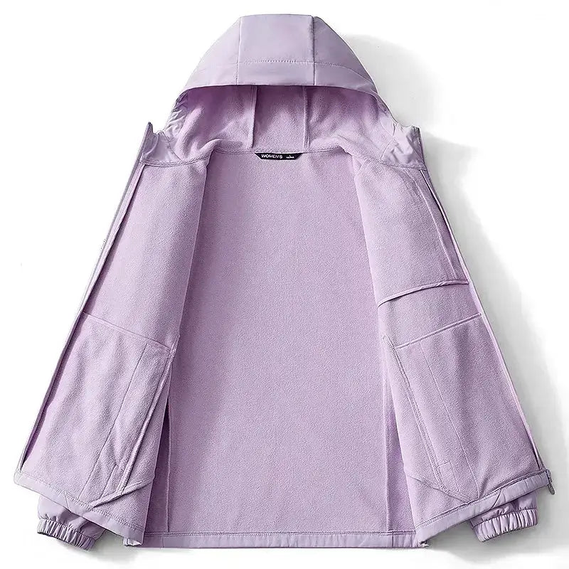 Parka femme à capuche cintrée intérieure avec poches ouvertes, couleur lavande.