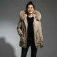 Parka femme imperméable beige avec capuche réglable et coupe féminine élégante