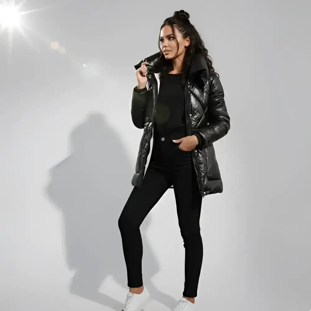 Parka femme matelassée brillante à capuche, style moderne, coupe longue pour l'hiver, couleur noire.