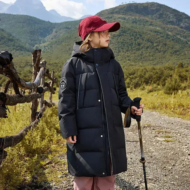 Parka fille 10 ans à capuche en noir, idéale pour l'extérieur et les activités en plein air.