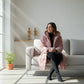 Femme portant un parka fourrure capuche femme rose pâle avec mug, mode hiver élégante