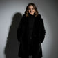 Femme en parka fourrure capuche rose pâle et turtleneck noir, style chaud et chic