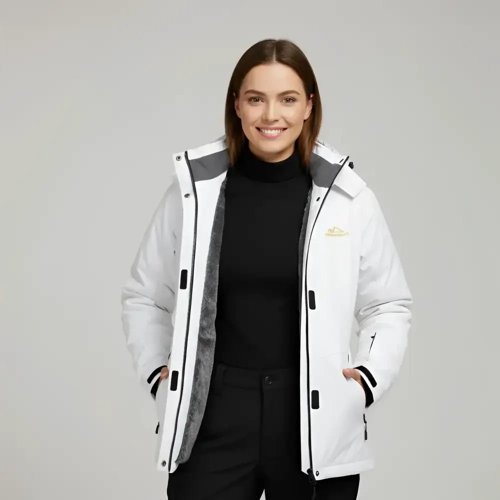Parka femme à capuche réglable en blanc, porté par une femme souriante.