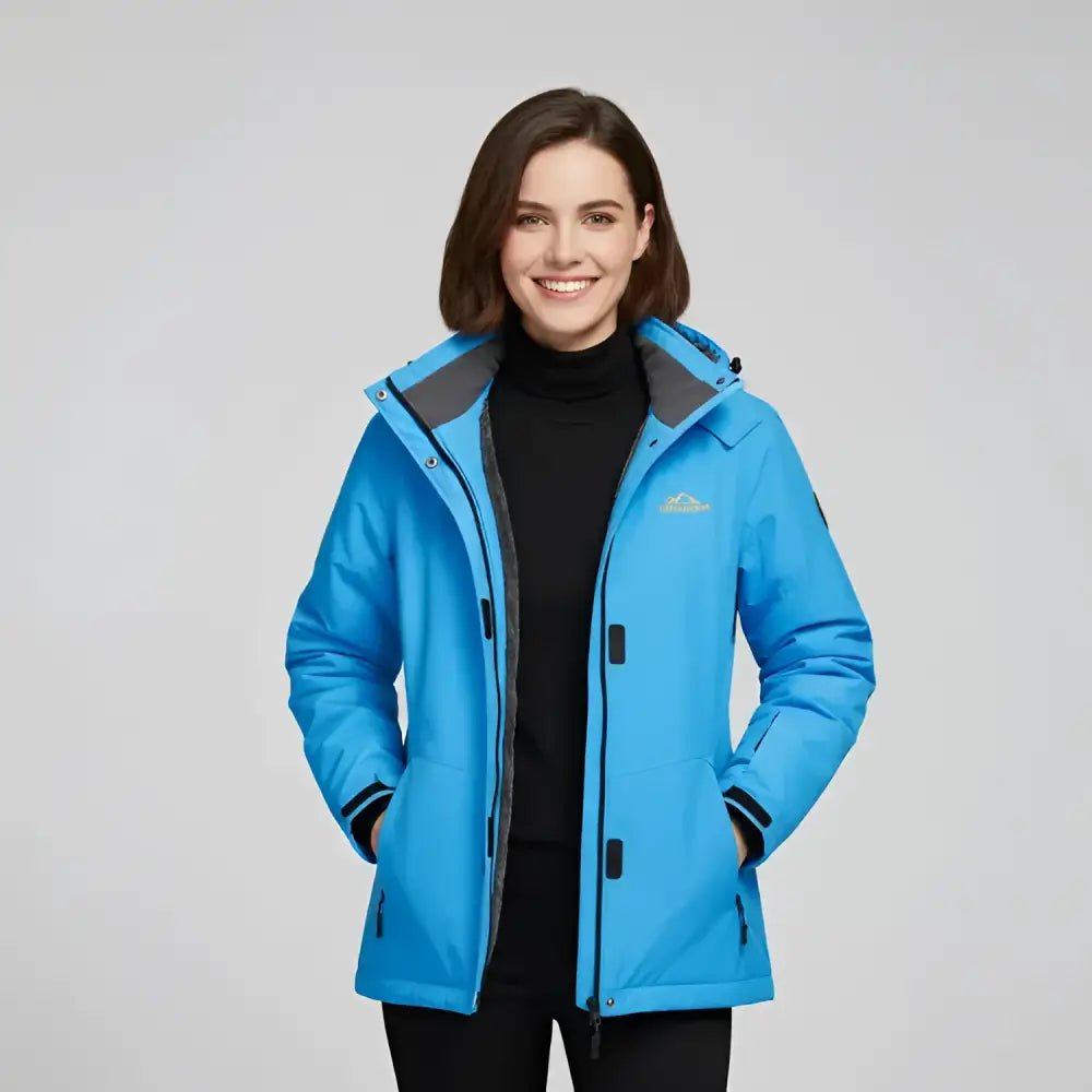 Parka femme capuche réglable colorée en bleu, idéale pour les journées fraîches et les déplacements.