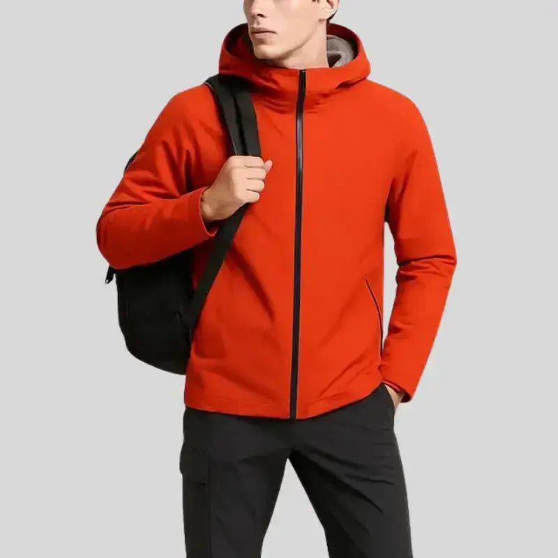 Parka homme bordeaux imperméable à capuche, style décontracté avec un sac à dos.