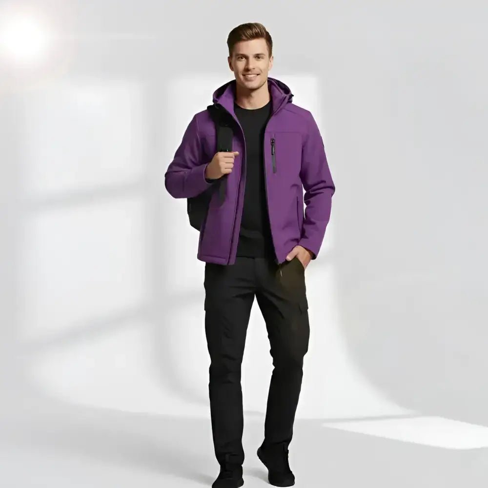 Parka homme bordeaux imperméable à capuche portée par un homme souriant, tenue décontractée, couleur violet.