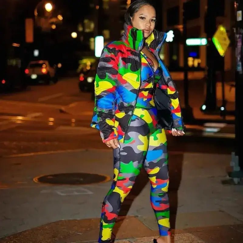 Parka femme camouflage à capuche colorée portée en ville de nuit avec un pantalon assorti