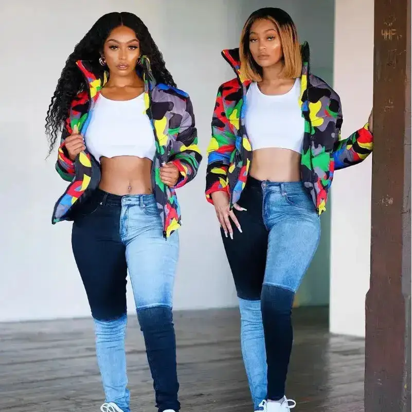 Parka femme camouflage à capuche portée par deux modèles, en looks colorés avec des jeans dégradés.