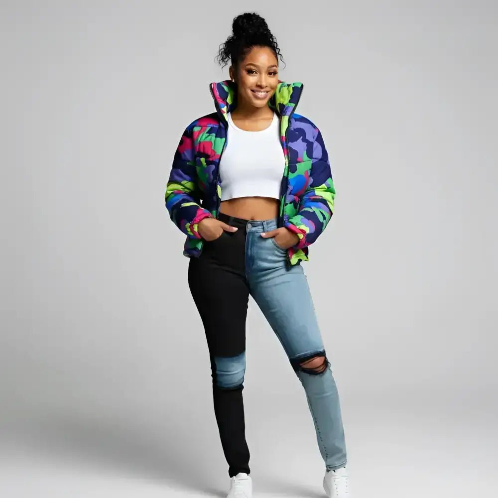 Parka femme camouflage à capuche portée par un modèle, style décontracté et tendance.