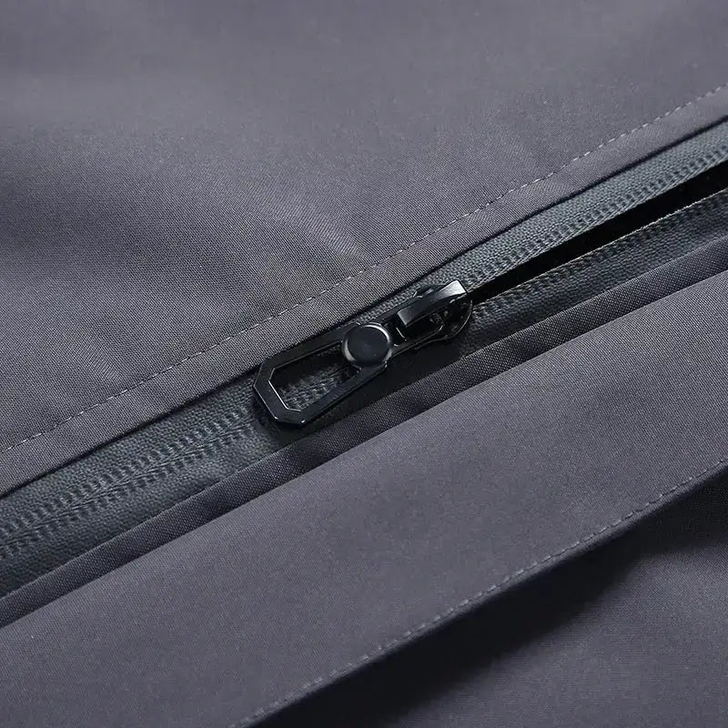 Détail zipper de la parka homme grise à capuche – Le Brumeux pour style urbain et confort.