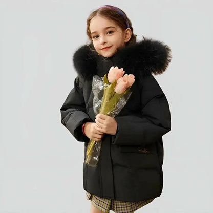 Fille portant une parka fille imperméable légère avec capuche fluffy et bouquet de tulipes