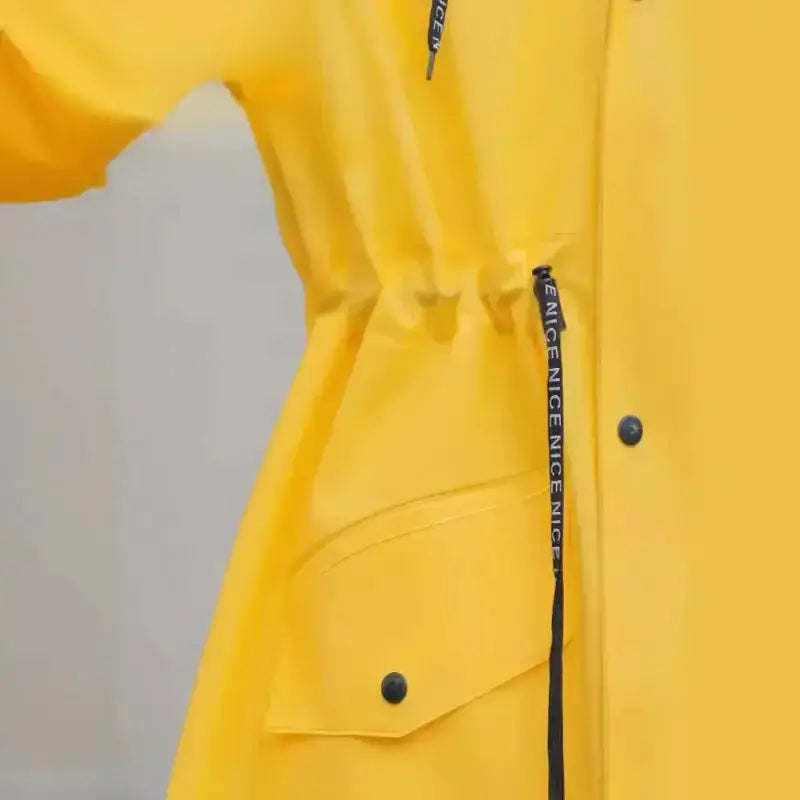 Parka K-Way Femme jaune avec capuche, poche à rabat et boutons pression noirs