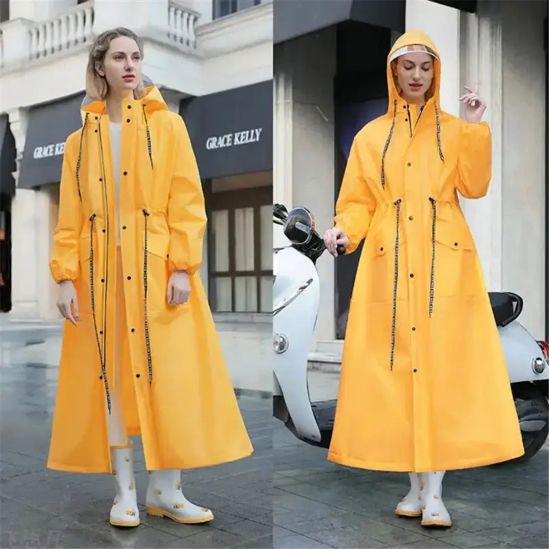 Parka légère femme déperlante colorée à capuche jaune présentée en extérieur.