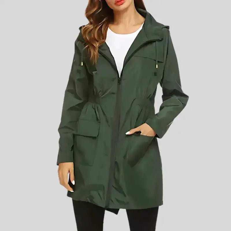 Parka femme déperlante légère verte avec poches et capuche, idéale pour les journées de mi-saison.