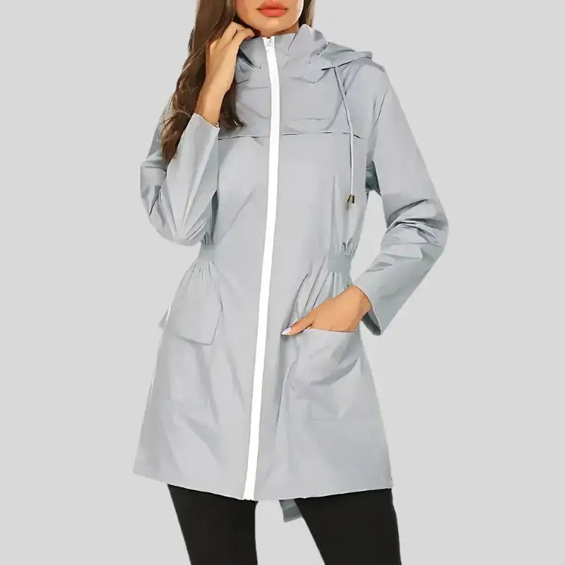 Parka femme déperlante légère coloris gris, parfaite pour les journées de mi-saison avec capuche et poches.