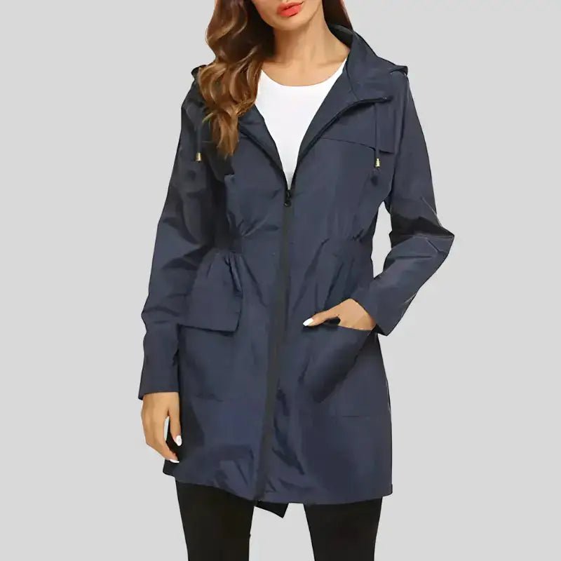 Parka femme déperlante légère coloris bleu marine, coupe longue et décontractée, idéale pour les jours pluvieux.