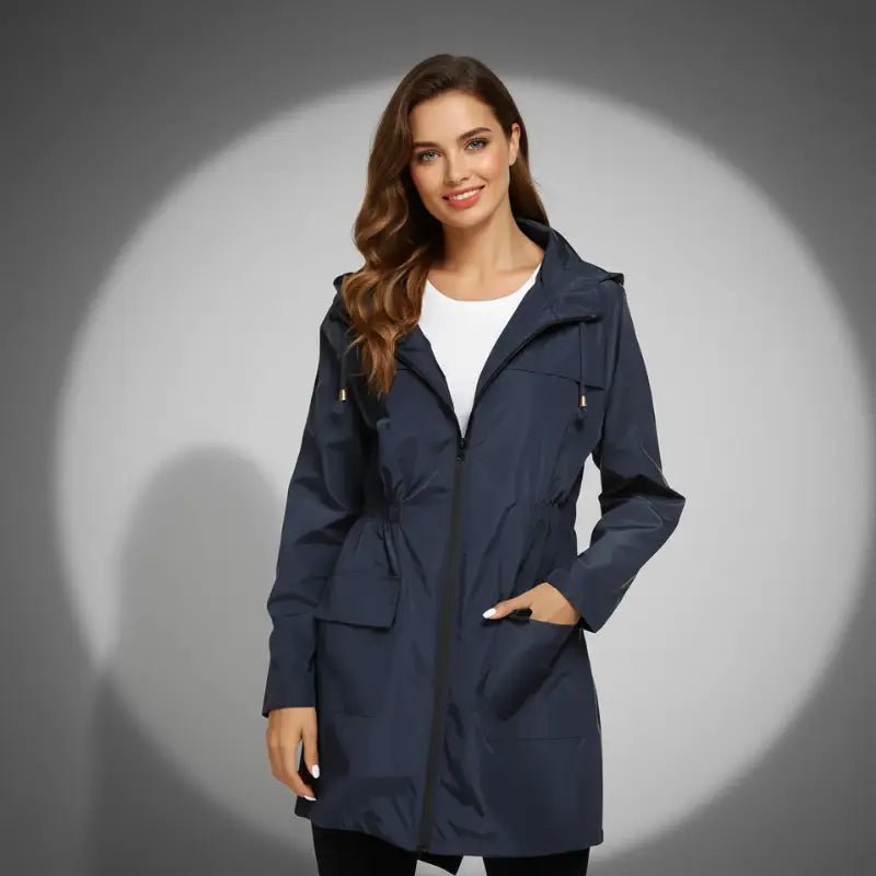 Parka femme déperlante légère, couleur bleu marine, parfaite pour les journées de mi-saison.
