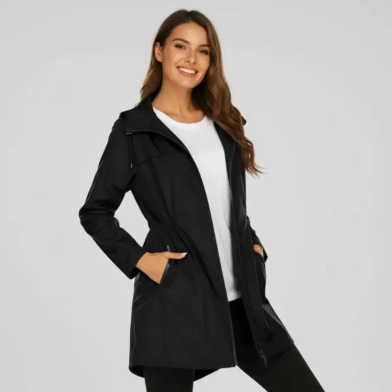 Femme portant une parka femme déperlante légère noire, idéale pour la mi-saison.