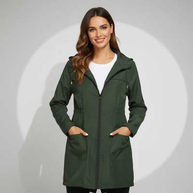 Parka femme déperlante légère verte, modèle long avec capuche et poches, idéale pour les journées de mi-saison.
