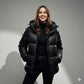 Femme portant une parka longue femme imperméable avec capuche pour une couverture optimale