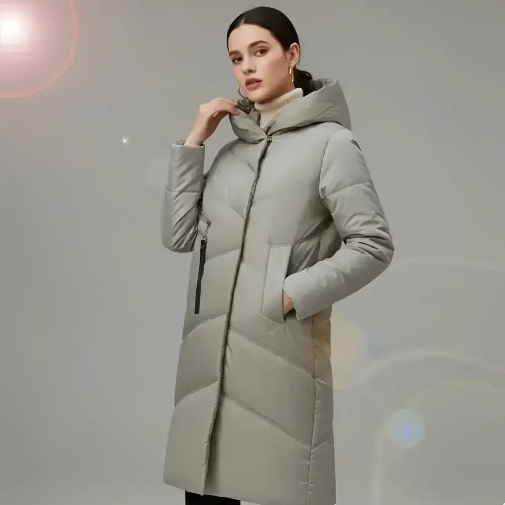 Parka longue femme matelassée à capuche de couleur gris, idéale pour les journées fraîches.