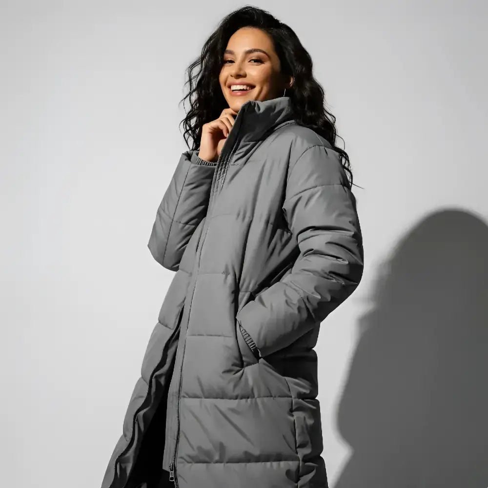 Parka longue femme matelassée grise avec capuche, idéale pour l'hiver et les journées fraîches.