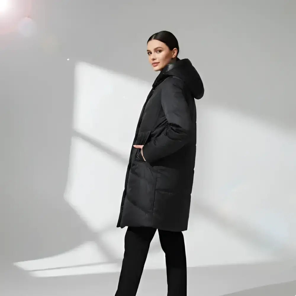 Parka longue femme matelassée noire à capuche, idéale pour les journées fraîches.