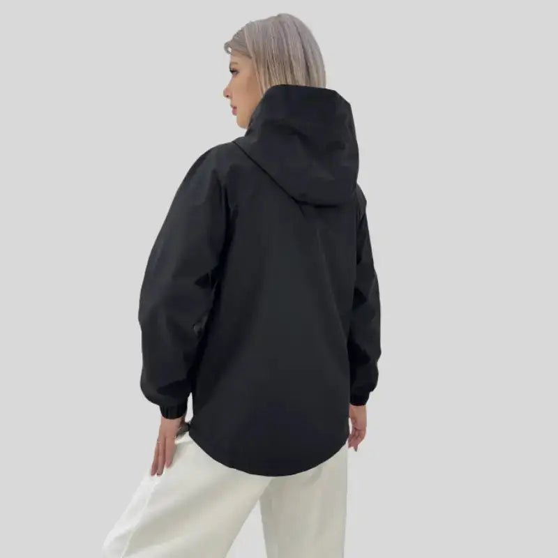 Parka noire femme légère vue arrière avec capuche, parfaite pour les journées fraîches.