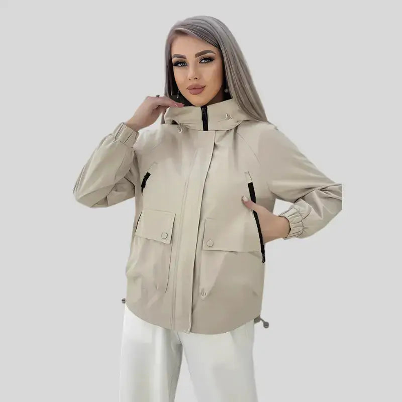 Parka noir femme avec capuche réglable, doublure intérieure, poche frontale et fermeture éclair noire