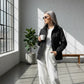 Femme avec parka noir femme, capuche réglable, doublure intérieure, lunettes, mug blanc