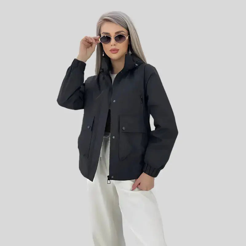 Parka noir femme avec capuche réglable, doublure intérieure, poches frontales, fermeture éclair