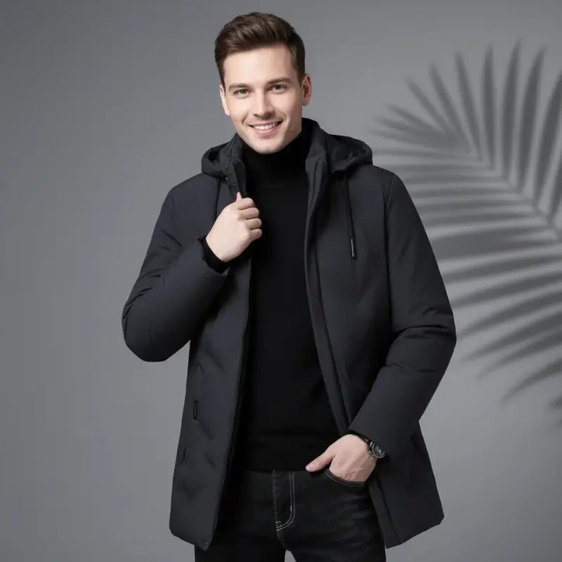 Parka homme longue matelassée Le Nordique en noir portée par un homme souriant.